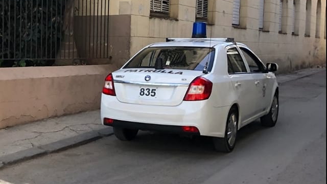 Un patrulla frente a la casa de Maykel Castillo.